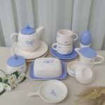 ست صبحانه‌خوری سرامیکی طرح پاپیون یاسی با ترکیب رنگ سفید و یاسی ملایم و طراحی فانتزی، انتخابی زیبا برای سرو صبحانه و عصرانه است. این ست با طرح پاپیون‌های ظریف، مناسب پذیرایی، چیدمان میز و زیباسازی دکور آشپزخانه بوده و گزینه‌ای جذاب برای هدیه دادن نیز محسوب می‌شود. 💜🎀